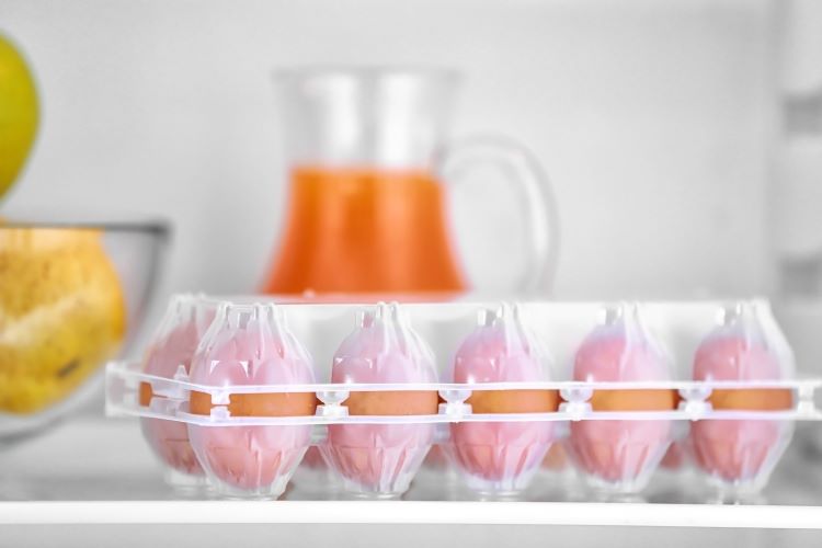 Conservare le uova in contenitori di plastica